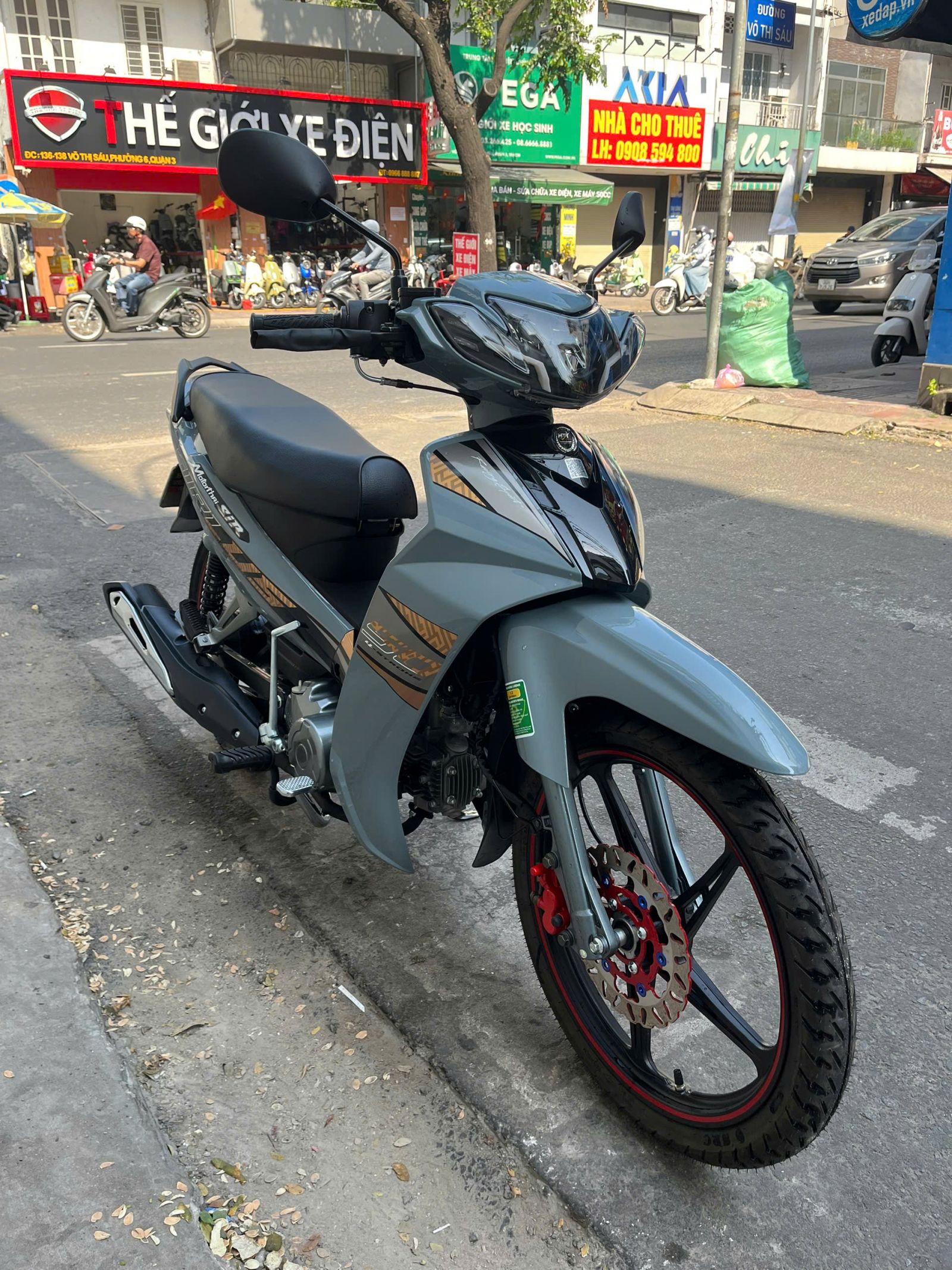 Cập nhật mức phạt mới từ 2026 khi đỗ xe máy trên vỉa hè, người dân cần chú ý