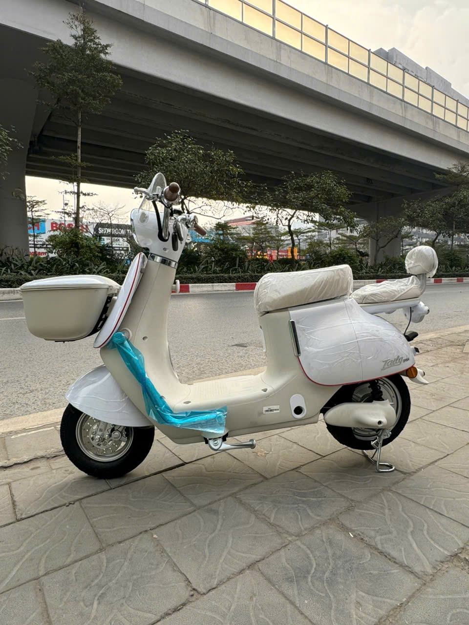 Nhiều người hiện nay vẫn nhầm lẫn giữa xe máy điện và xe đạp điện, dẫn đến việc sử dụng sai quy định về độ tuổi hoặc biển số. Bước sang năm 2026, các quy định liên quan đến xe điện đã được cập nhật rõ ràng và chặt chẽ hơn. Vì vậy, trước khi chọn mua hoặc sử dụng xe, người dùng nên tìm hiểu kỹ để tránh vi phạm khi tham gia giao thông. Hiện nay, Thế Giới Xe Điện cũng đang hỗ trợ khách hàng tư vấn rất chi tiết về các dòng xe đúng chuẩn theo quy định mới.