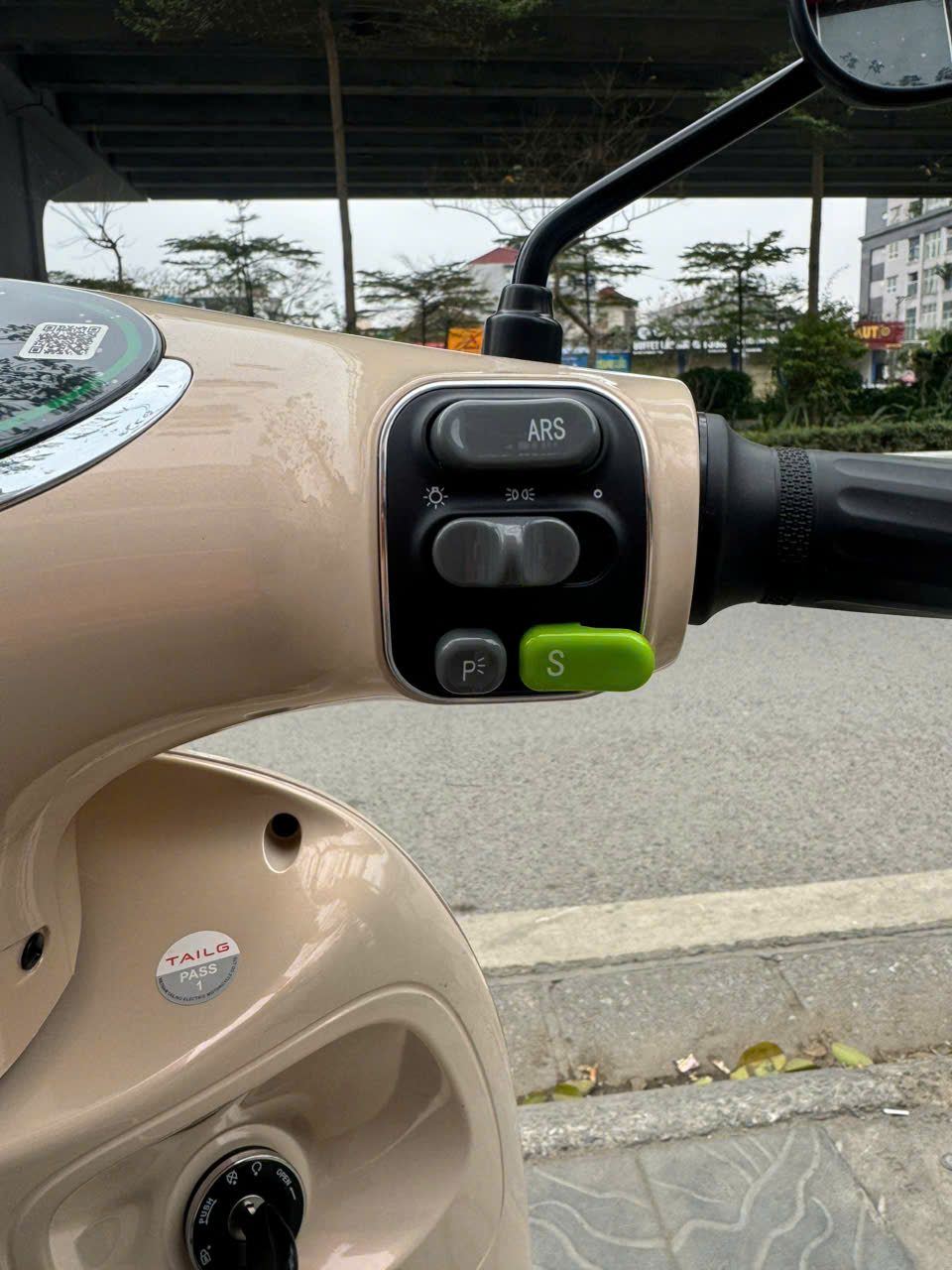Xe xăng không được đi, xe điện không được gửi: Rốt cuộc đi gì?