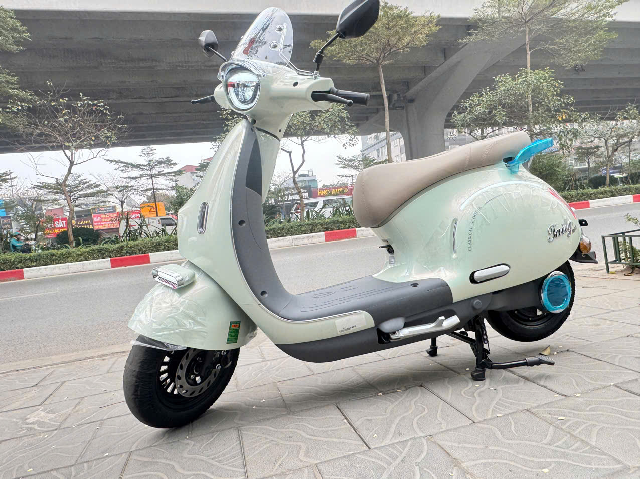 Khi giá xăng tiến sát gần 30.000 đồng/lít, xe máy điện bắt đầu hút khách