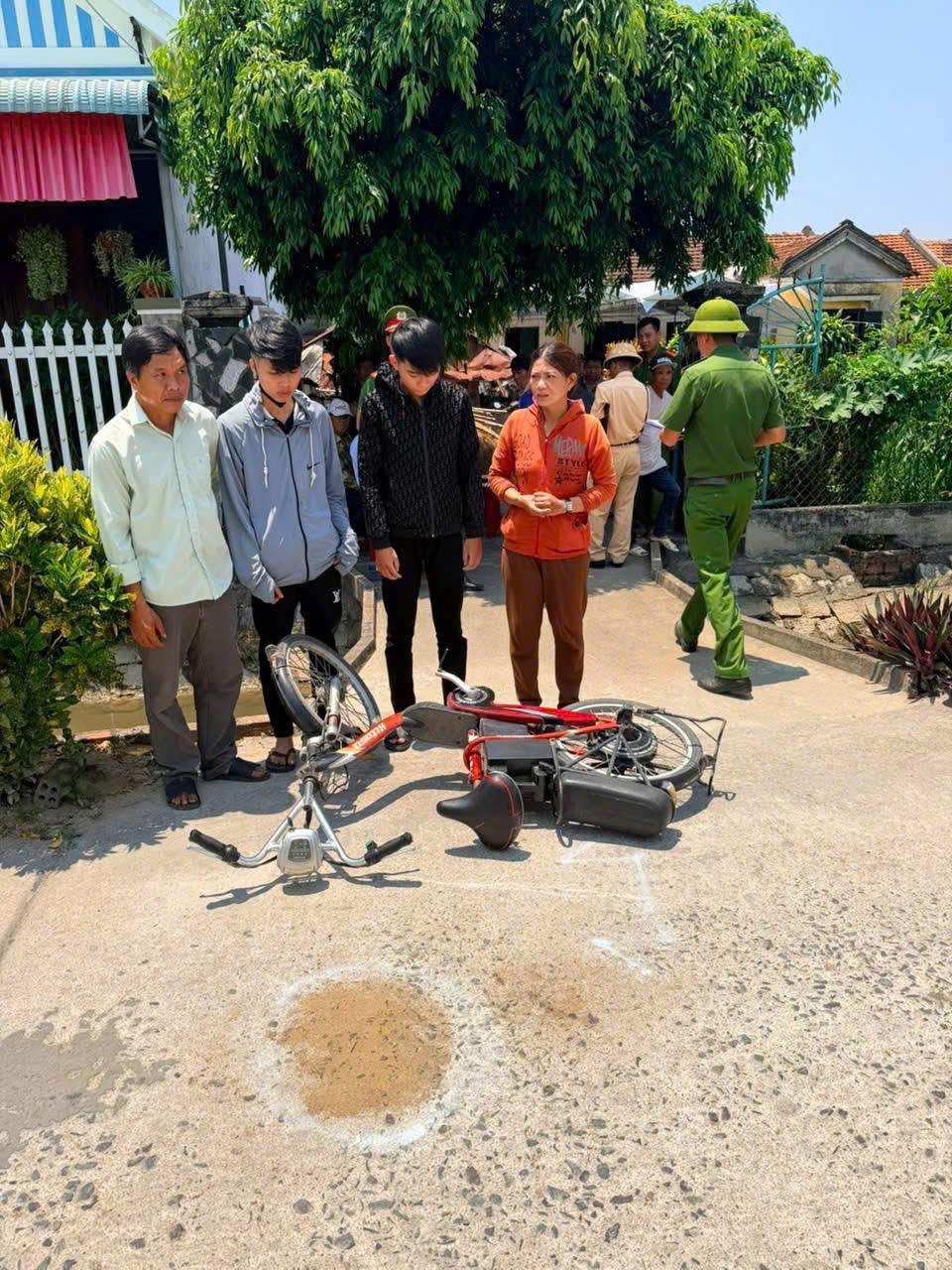 Xe đạp điện im lặng nhưng không hề an toàn nếu chủ quan