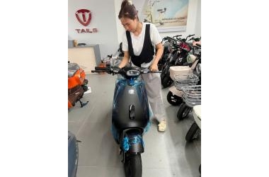 Chị khách hàng xinh đẹp chốt ngay xe đạp điện Tailg GR56 Tại Chi Nhánh Bình Dương