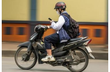 Đừng chủ quan: Lái xe 50cc cũng bị xử phạt khi dùng điện thoại
