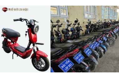 Những tấm biển xanh trên xe điện và câu chuyện ý thức học đường đáng khen