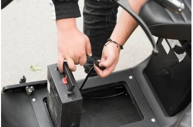 Dùng sạc xe điện sử dụng Pin Lithium để sạc cho xe điện ắc quy có được không?