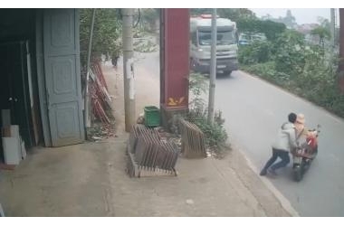 Đẩy Đại úy CSGT vào đầu xe tải: Hành vi cố ý giết người hay chống người thi hành công vụ?