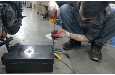 Làm rơi bình ắc quy, có nên lắp lại ngay không?